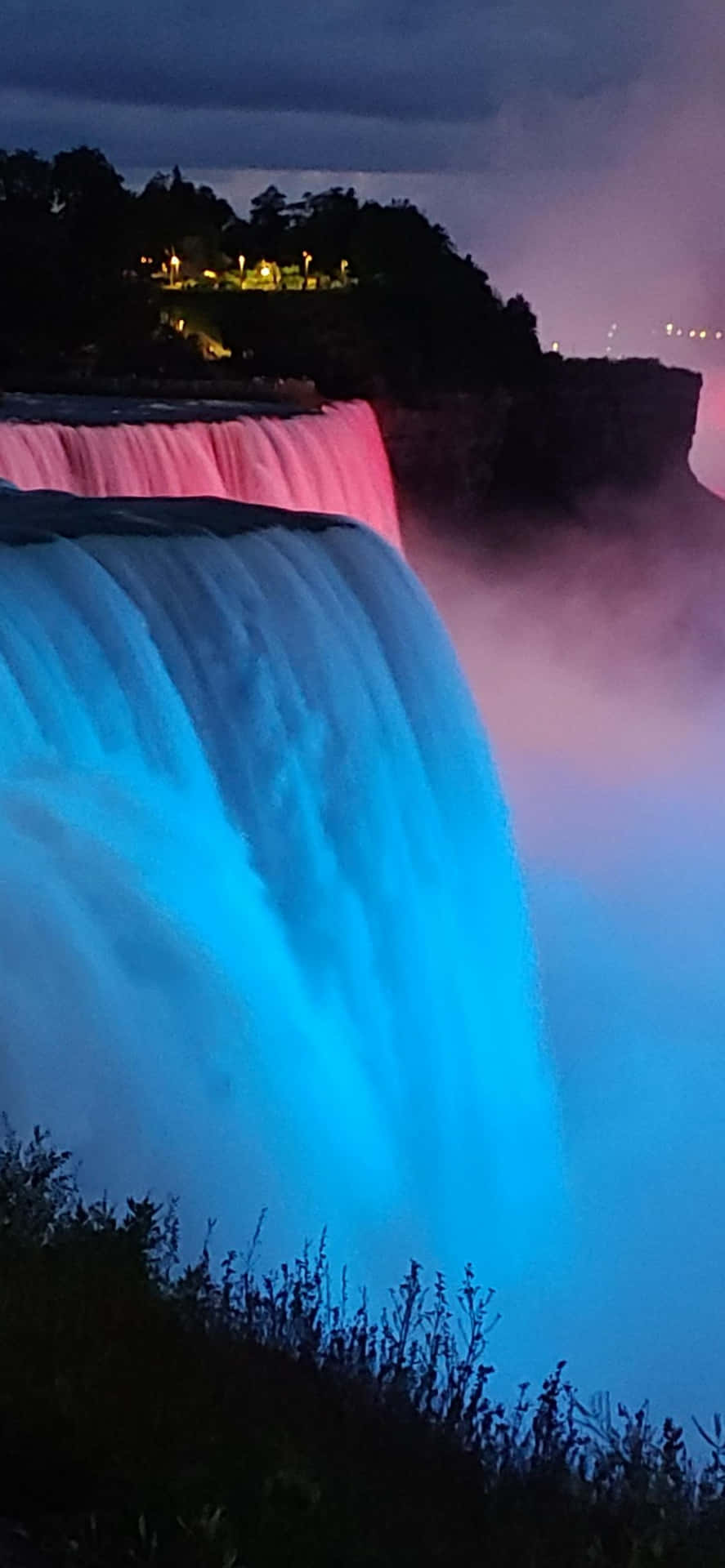 Iphonex Blå Upplyst Bakgrundsbild Av Niagara Falls.