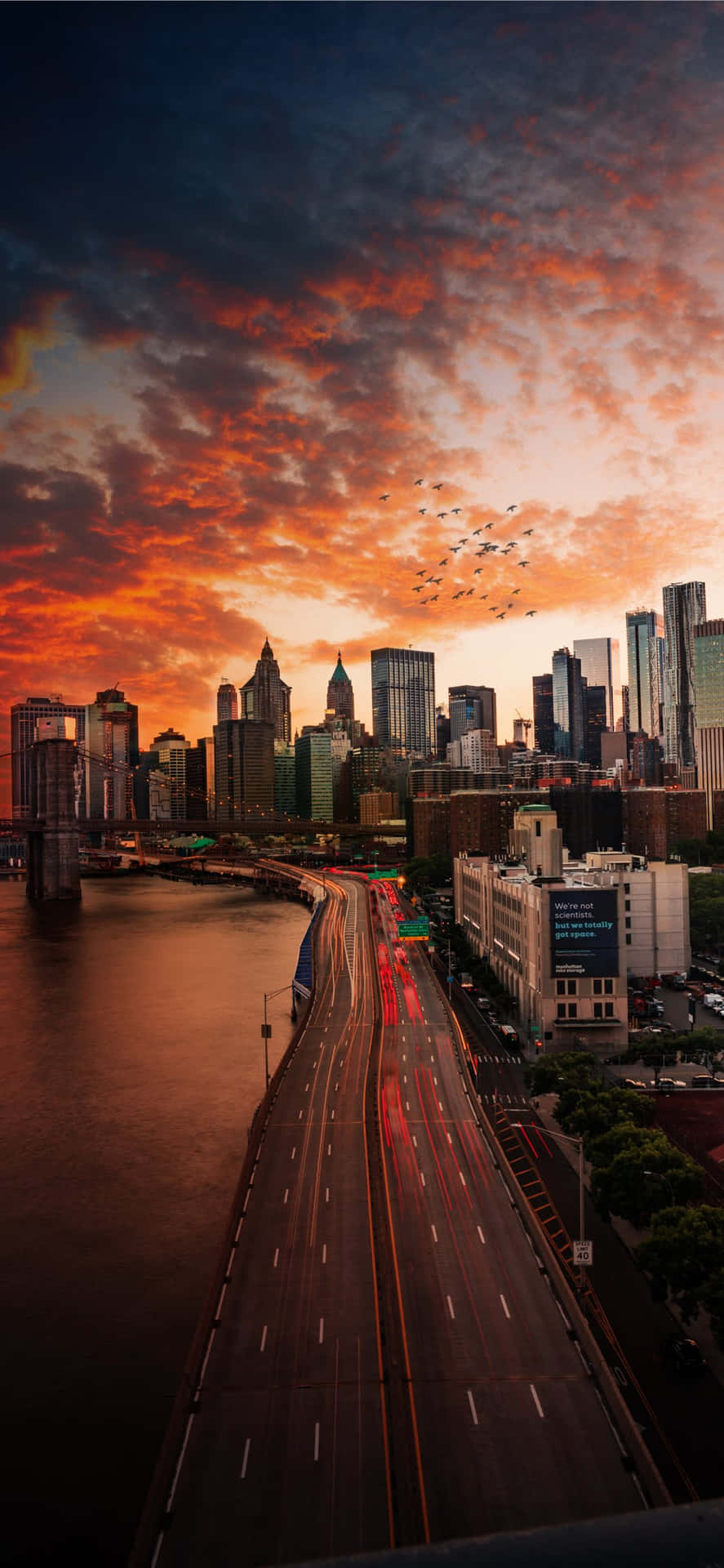 Iphonex Bakgrundsbild Med Orangea Moln Över Manhattan Bridge I New York City.