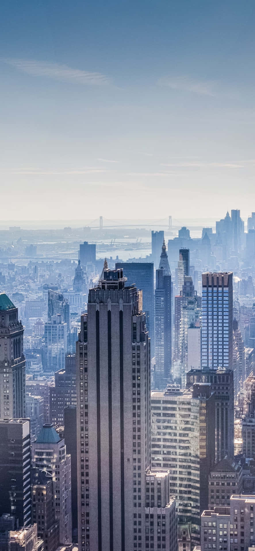 Fondode Pantalla Para Iphone X De La Ciudad De Nueva York Con Niebla Y El Empire State Building Al Fondo.