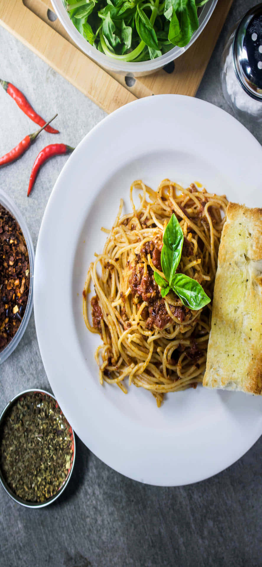 Sfondoiphone X Con Immagine Di Spaghetti Al Pomodoro E Pane All'aglio.
