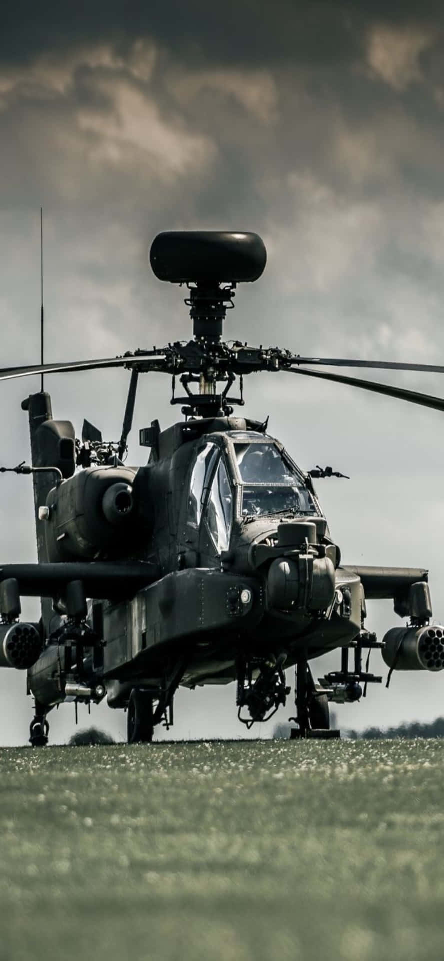 Unhelicóptero Militar Negro Está Posado En El Suelo.