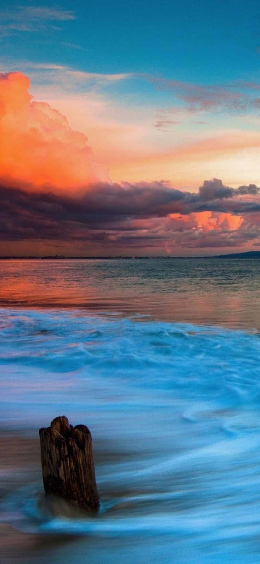 Ettidylliskt Solnedgång Över Malibu, Kalifornien Sedd Genom Linsen På En Iphone Xs.