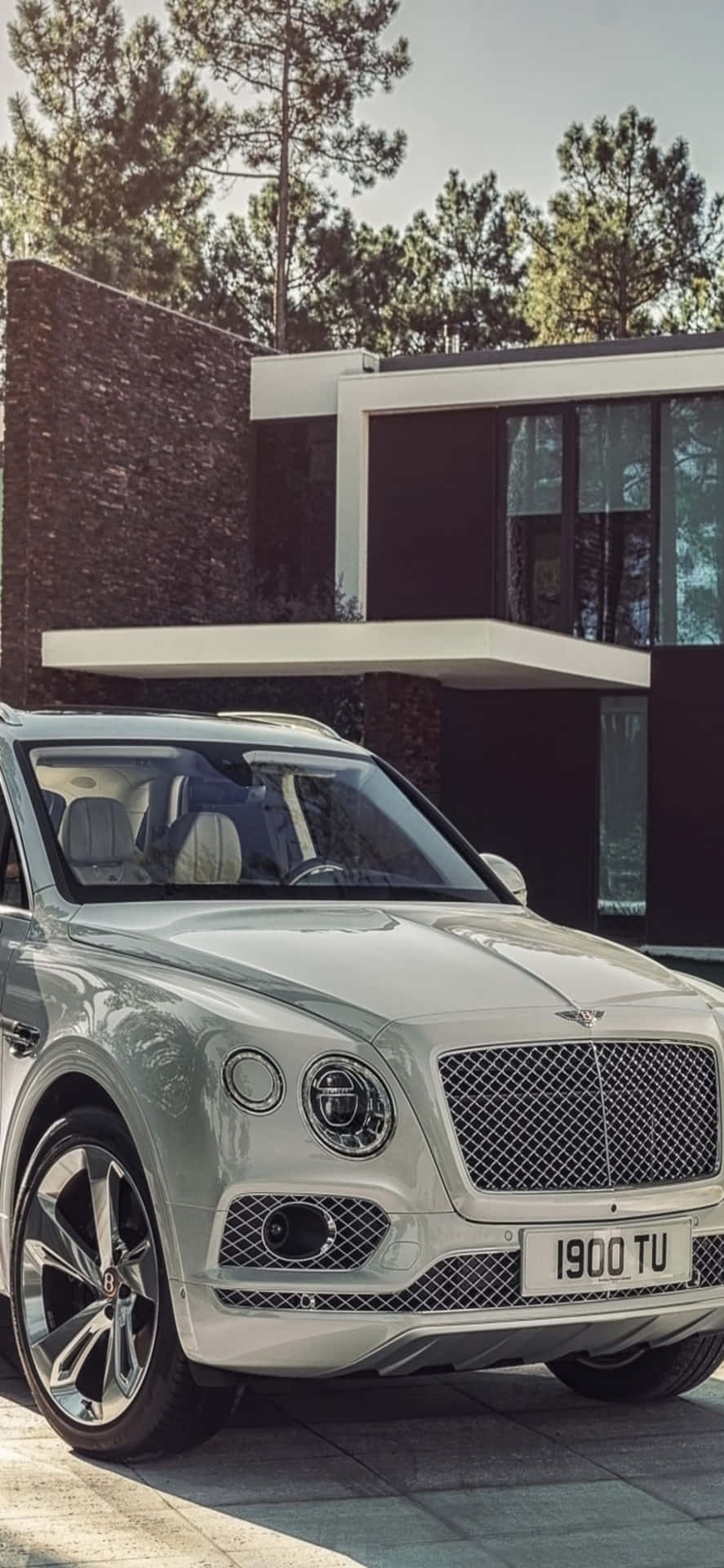 "Experience a Luxury Lifestyle with the Iphone Xs Max and Bentley"
