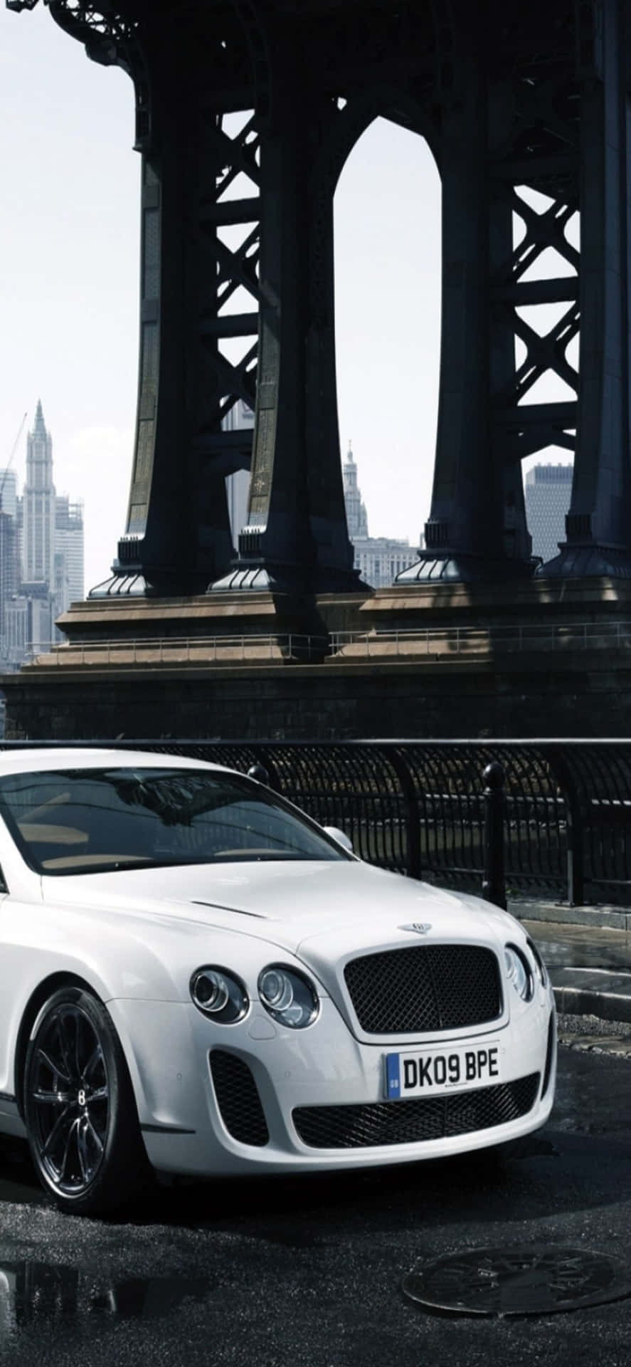 Luxus møder teknologi i dette foto af en Bentley og en Iphone Xs Max.