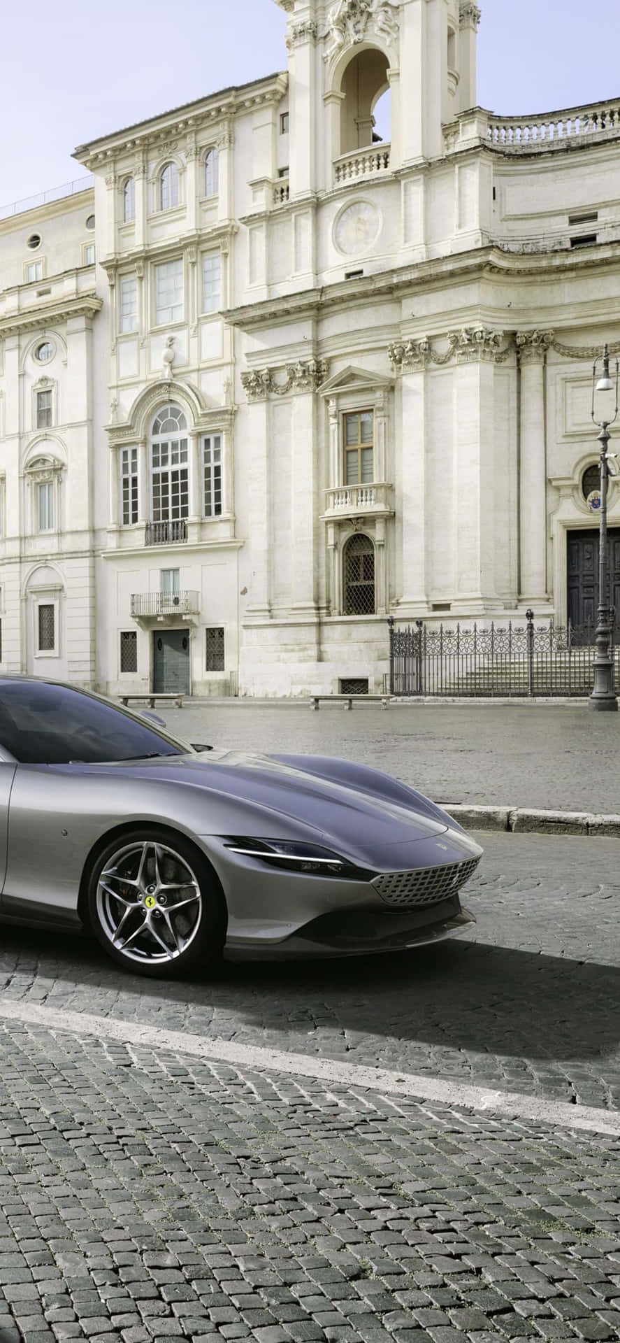 Baggrundsdesign til iPhone Xs Max i grå Ferrari Roma