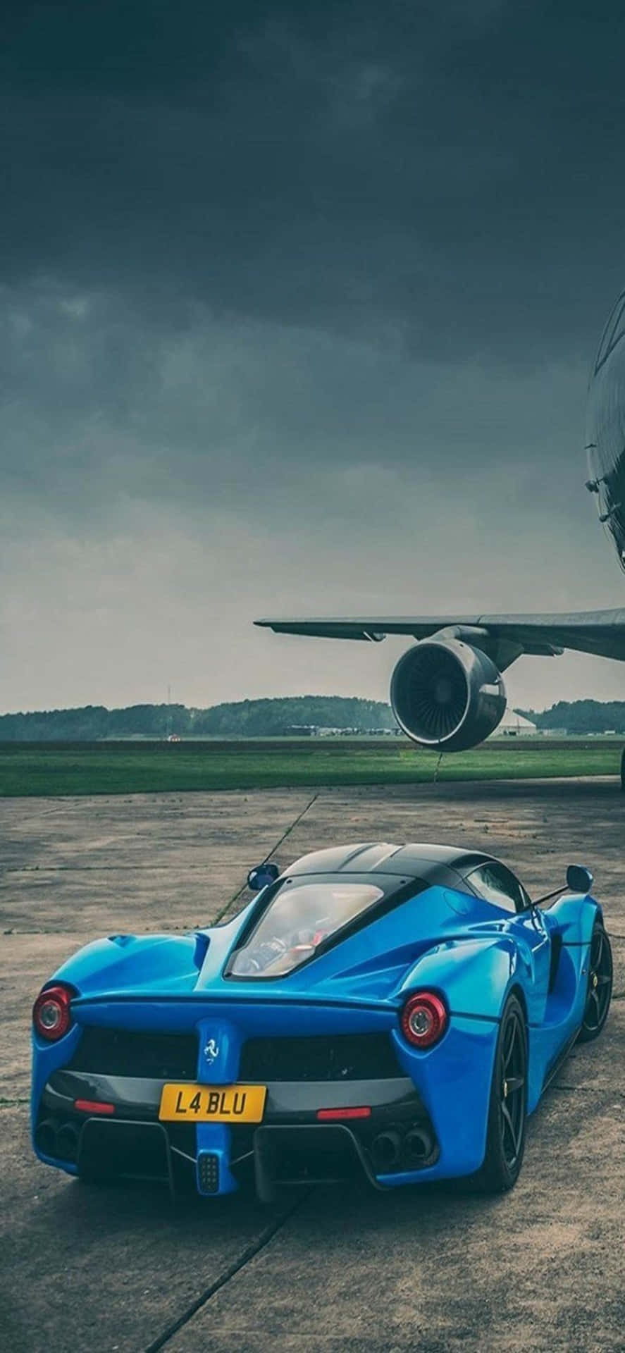 Papelde Parede Do Iphone Xs Max Da Ferrari, Azul Brilhante, Com O Carro Laferrari Em Um Campo De Aviação.