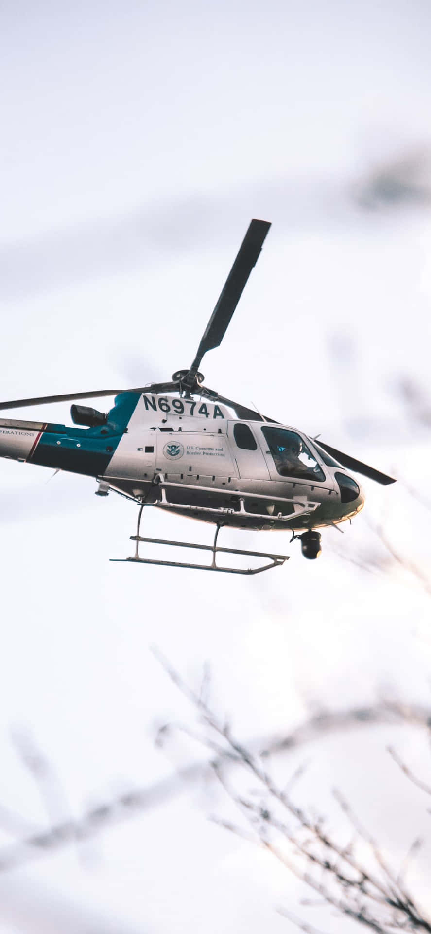 Unhelicóptero Volando Por El Cielo.