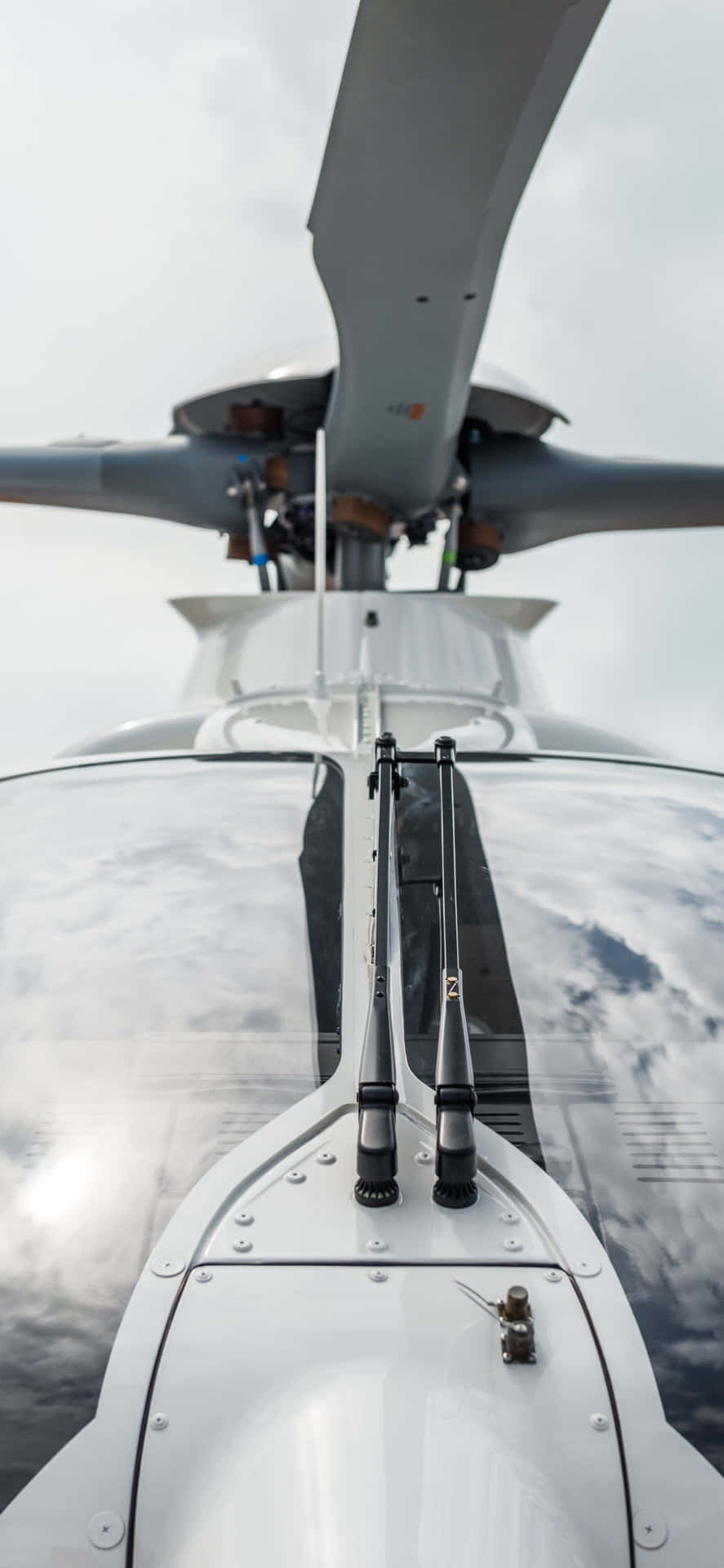 Nyd en unik perspektiv af himlen med Iphone Xs Max Helicopter Tapet.