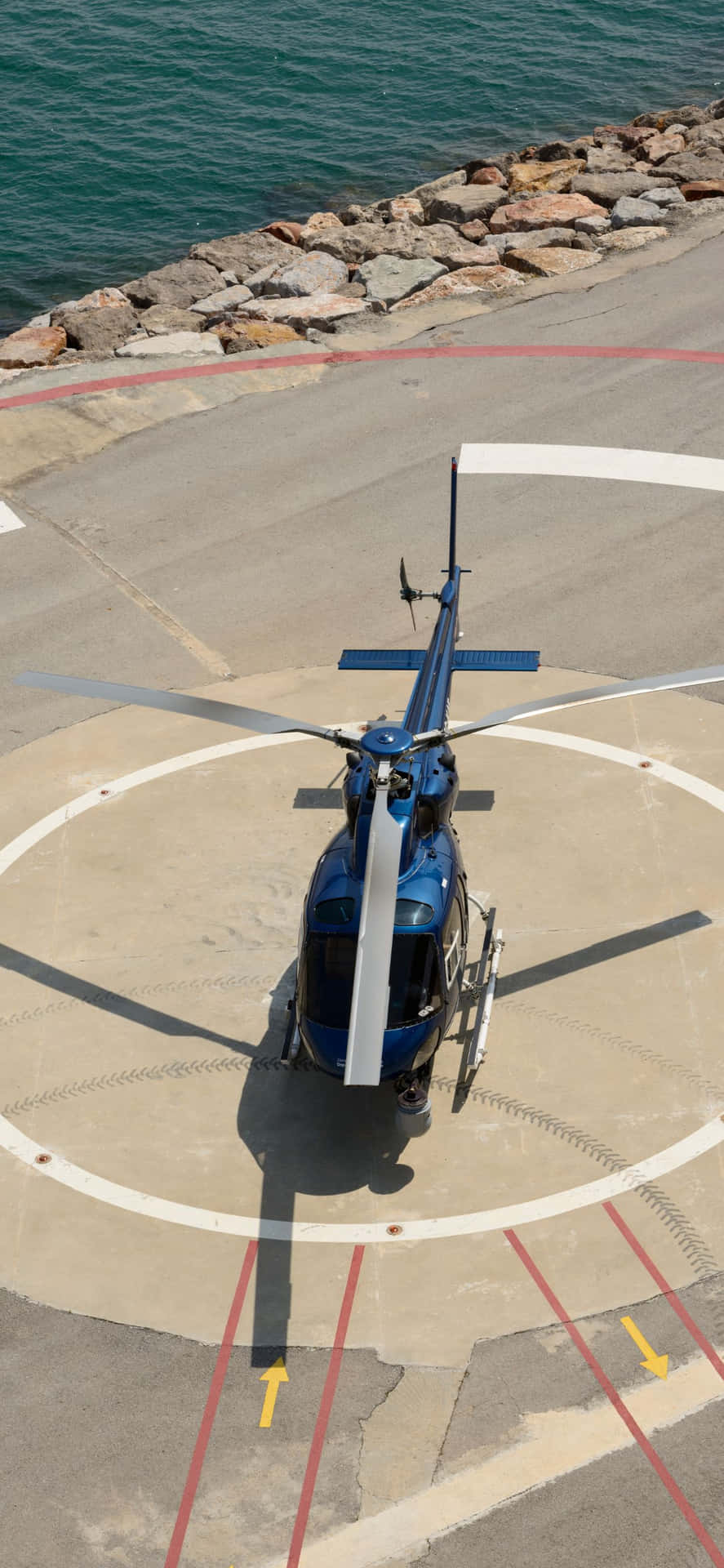 En helikopter er parkeret på landingsbanen