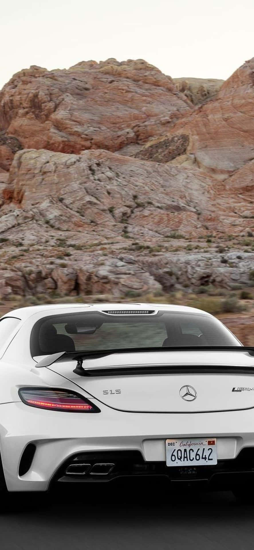 Sfondoper Iphone Xs Mercedes Amg Bianco Con Montagne Rocciose