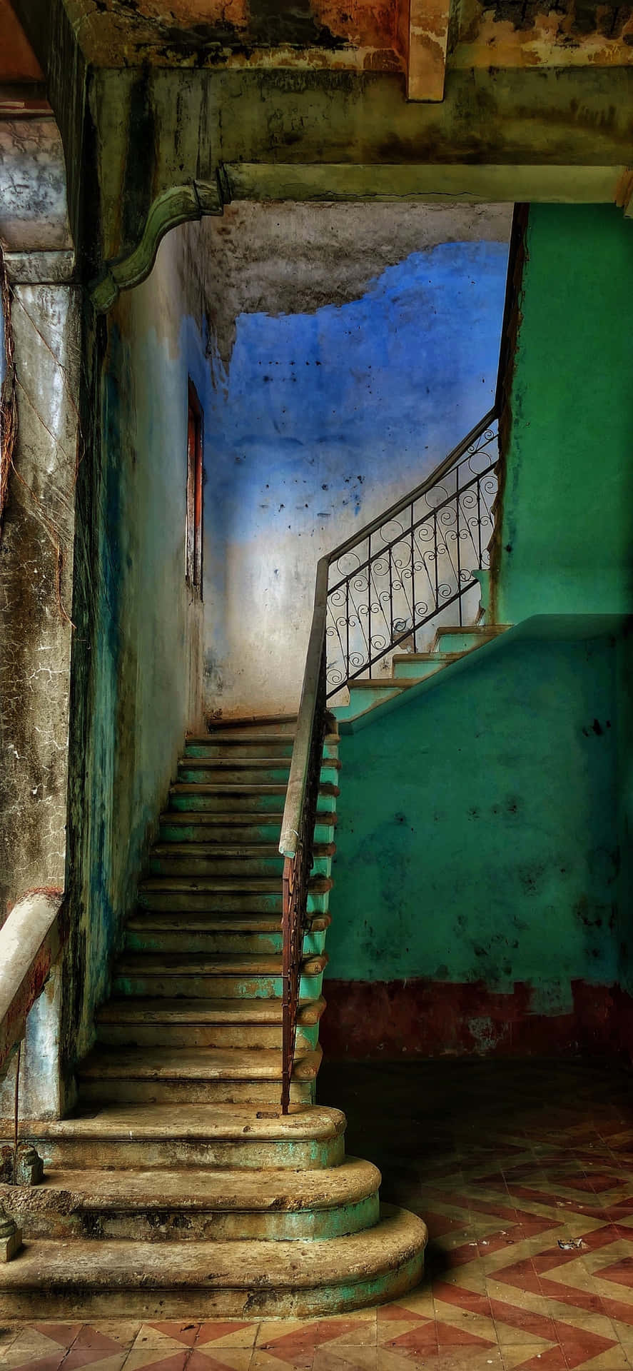 Iphonesxs Max Escaleras De Una Casa Abandonada. Fondo de pantalla