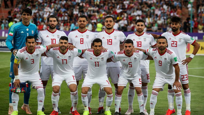 Equipenacional De Futebol Do Irã - Camisa Branca Da Fifa. Papel de Parede