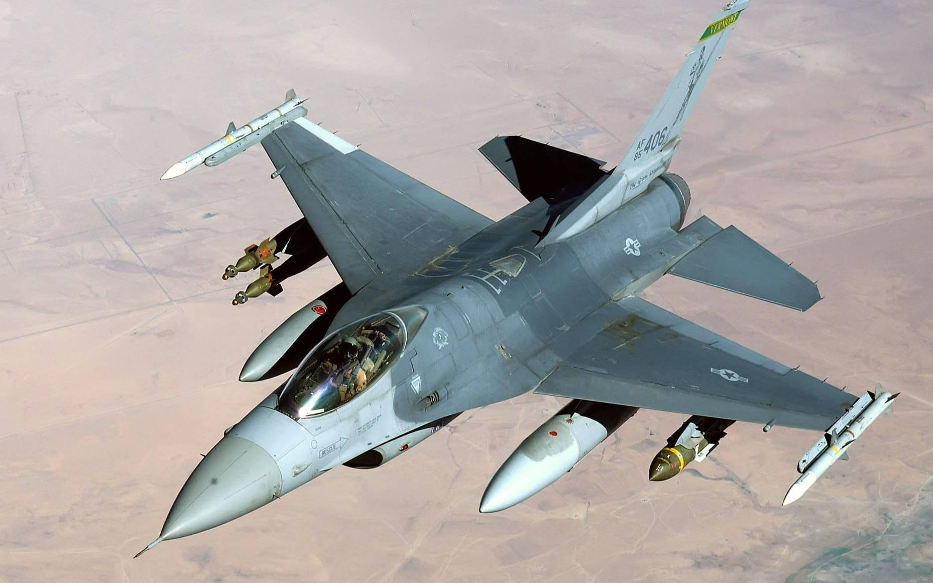 Iraq Desert F-16 Fighting Falcon Wallpaper