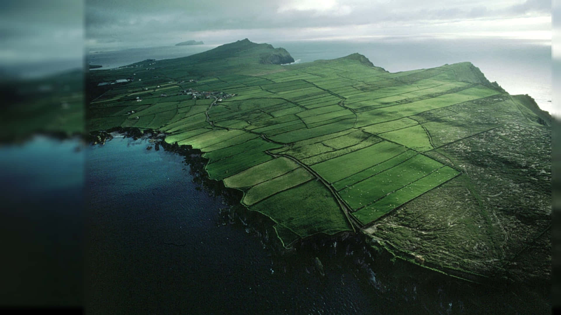 "Explore the lush landscape of Ireland" Wallpaper