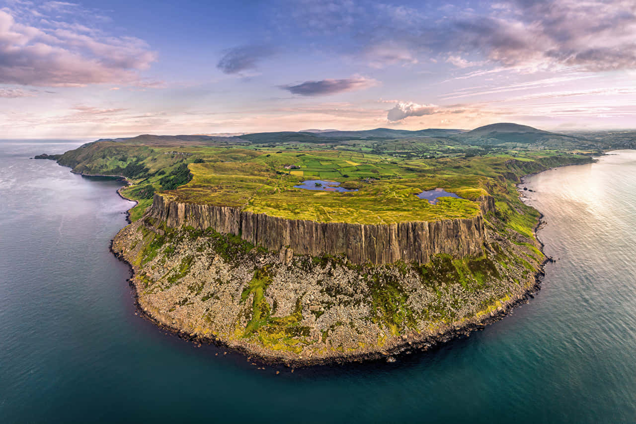 Grünegrasbewachsene Insel Irland Desktop Wallpaper