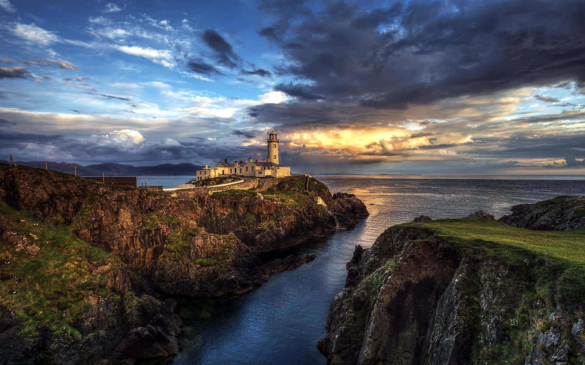 Leuchtturman Der Klippenkante In Irland Für Den Desktop Wallpaper