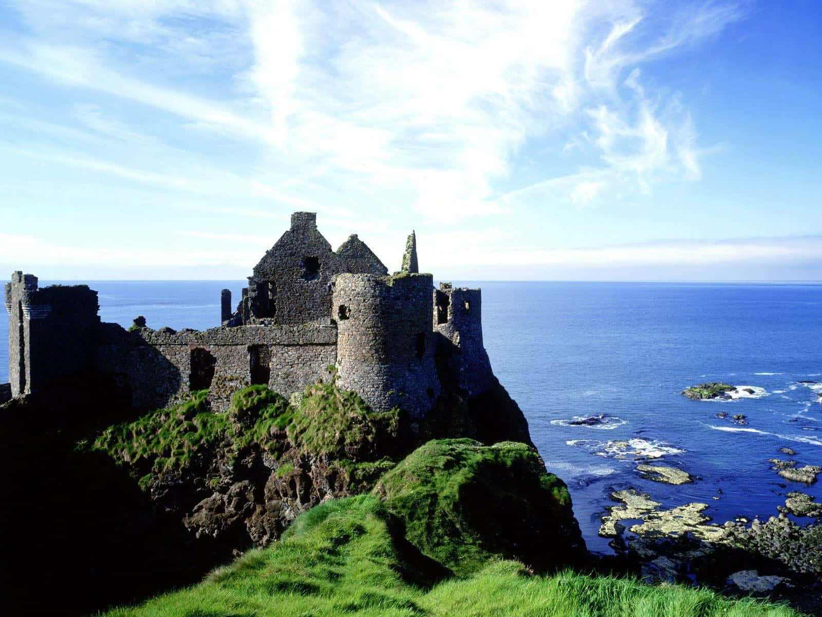 Castilloen El Acantilado De Irlanda Para Tu Escritorio. Fondo de pantalla