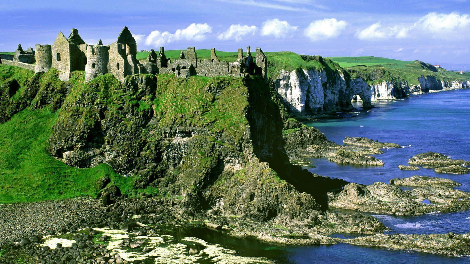 Ireland Desktop Wallpaper: Nếu bạn đam mê vẻ đẹp hoang sơ và xanh tươi của nước Ireland thì đừng bỏ lỡ ảnh nền máy tính vô cùng tuyệt đẹp này. Hãy tải về để thưởng thức trên chiếc máy tính yêu thích của bạn và đắm mình vào khung hình thanh bình, mộc mạc của thiên nhiên đất nước Emerald Isle này.