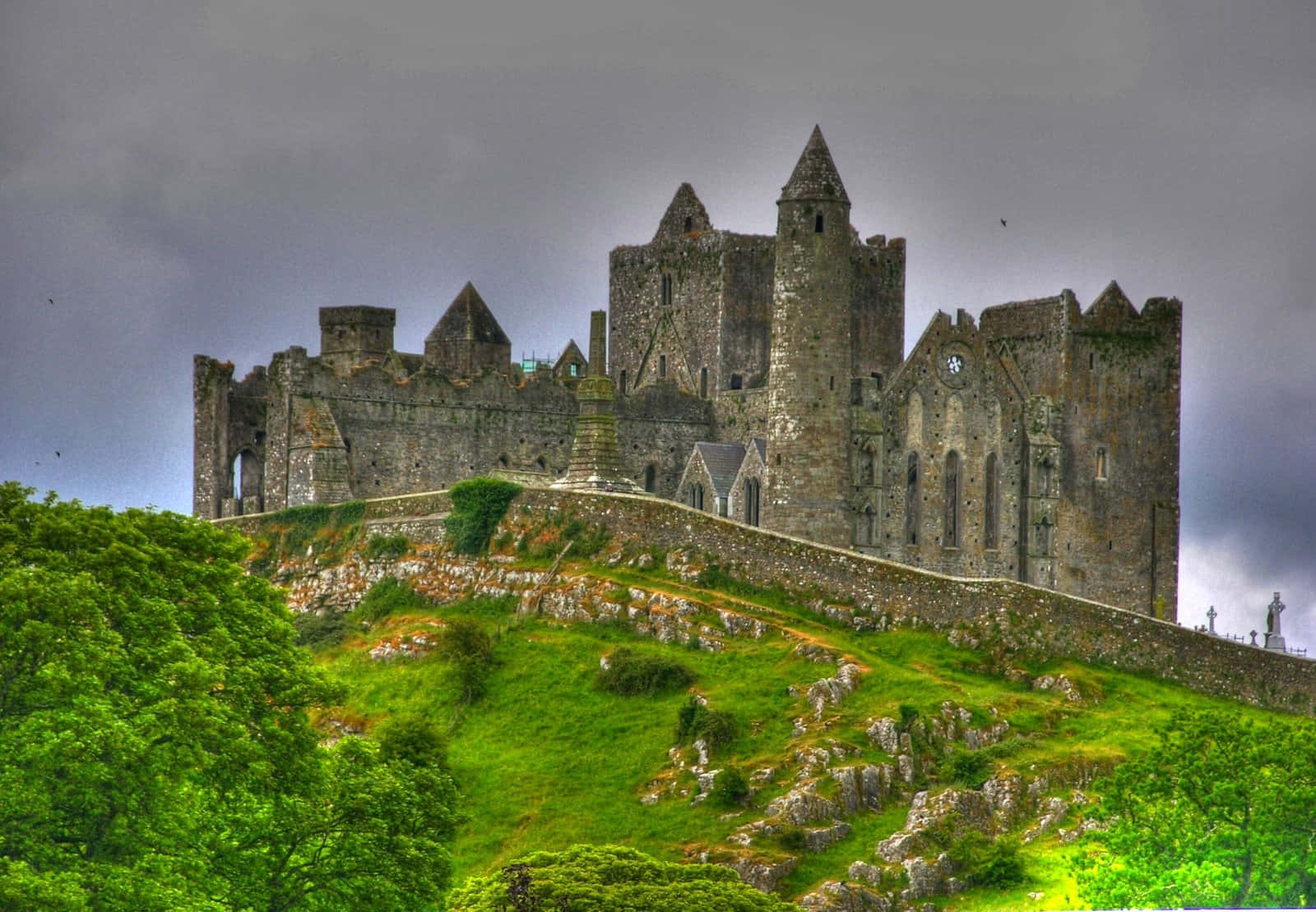"Discovering the Emerald Isle: Exploring Ireland's Magnificent Landscape"