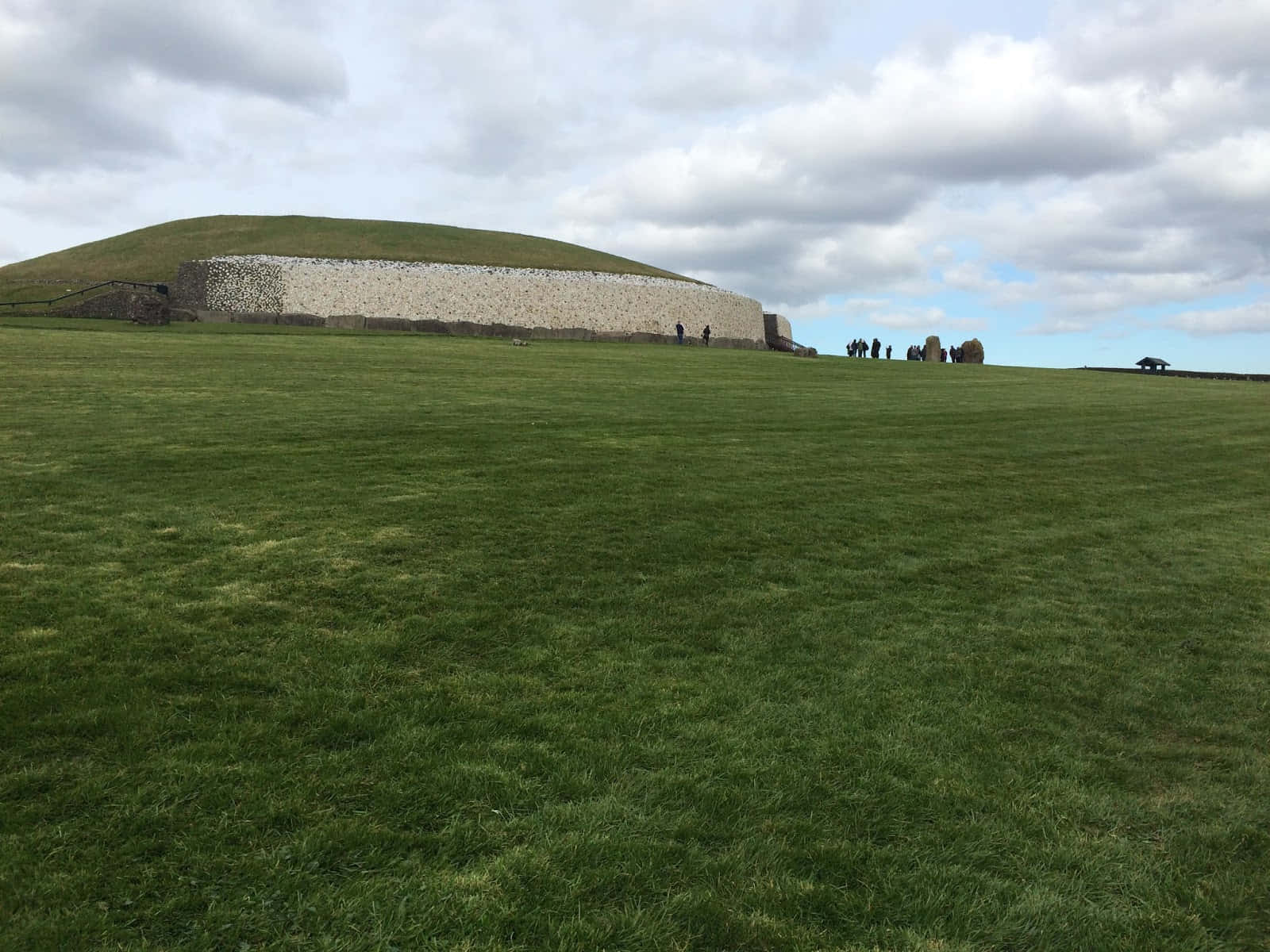 Túmulode Pedra Da Irlanda Em Newgrange Vista Lateral. Papel de Parede