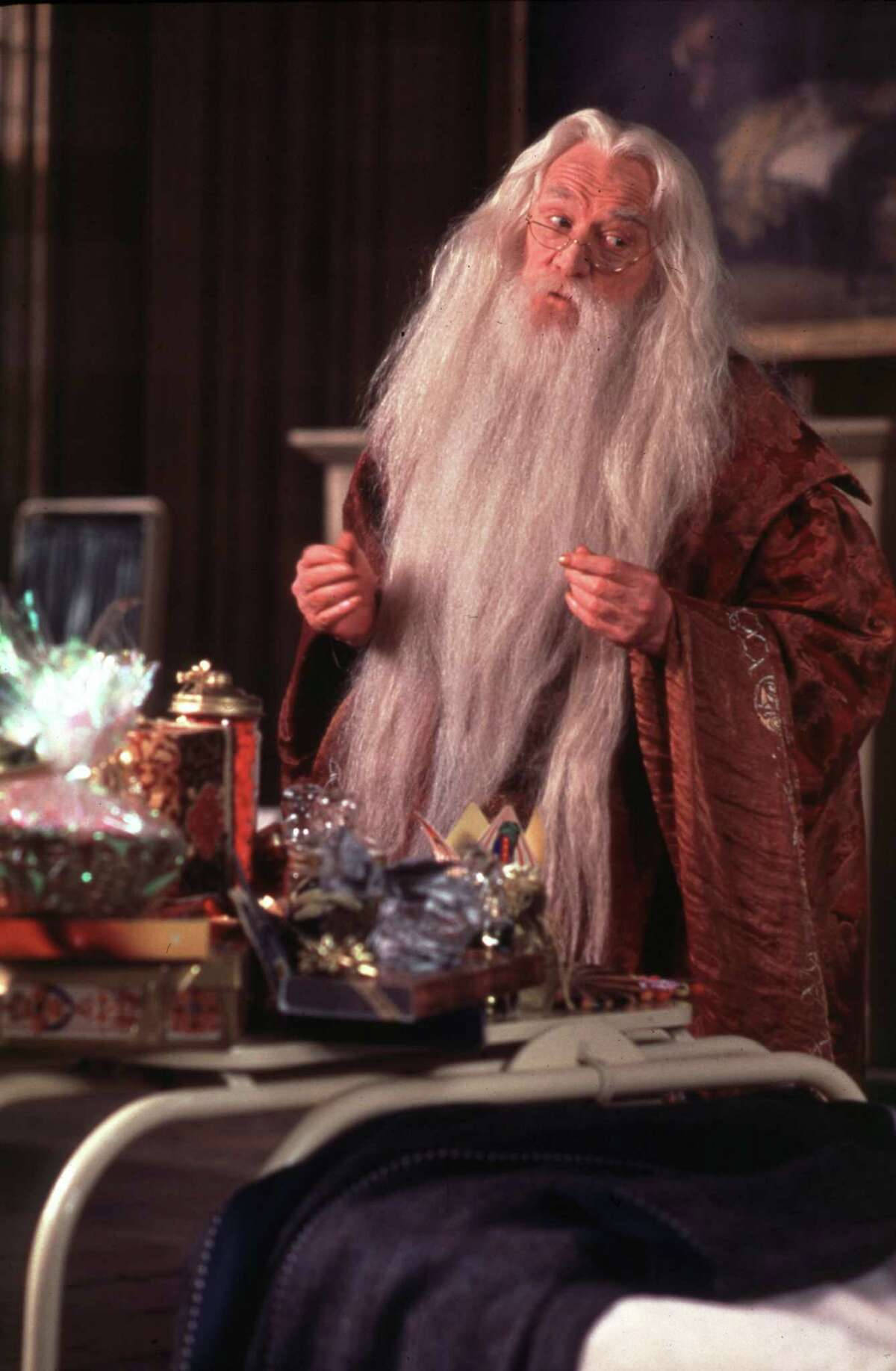 Irischerschauspieler Richard Harris In Einer Szene Aus Einem Harry Potter Film Wallpaper