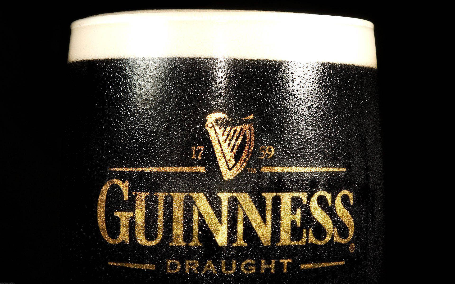 Cervezanegra Seca Irlandesa Guinness En Un Primer Plano Extremo En Un Vaso Fondo de pantalla