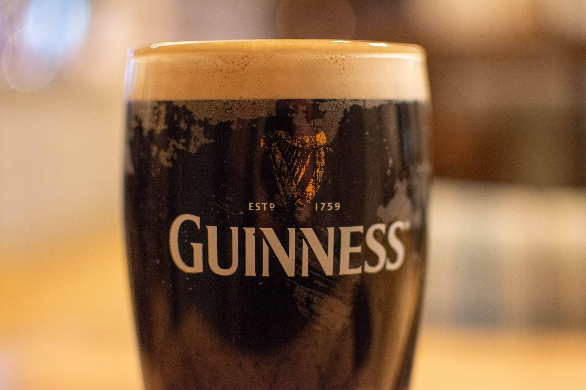 Cervezairish Dry Stout Guinness En Un Vaso Con Burbujas. Fondo de pantalla