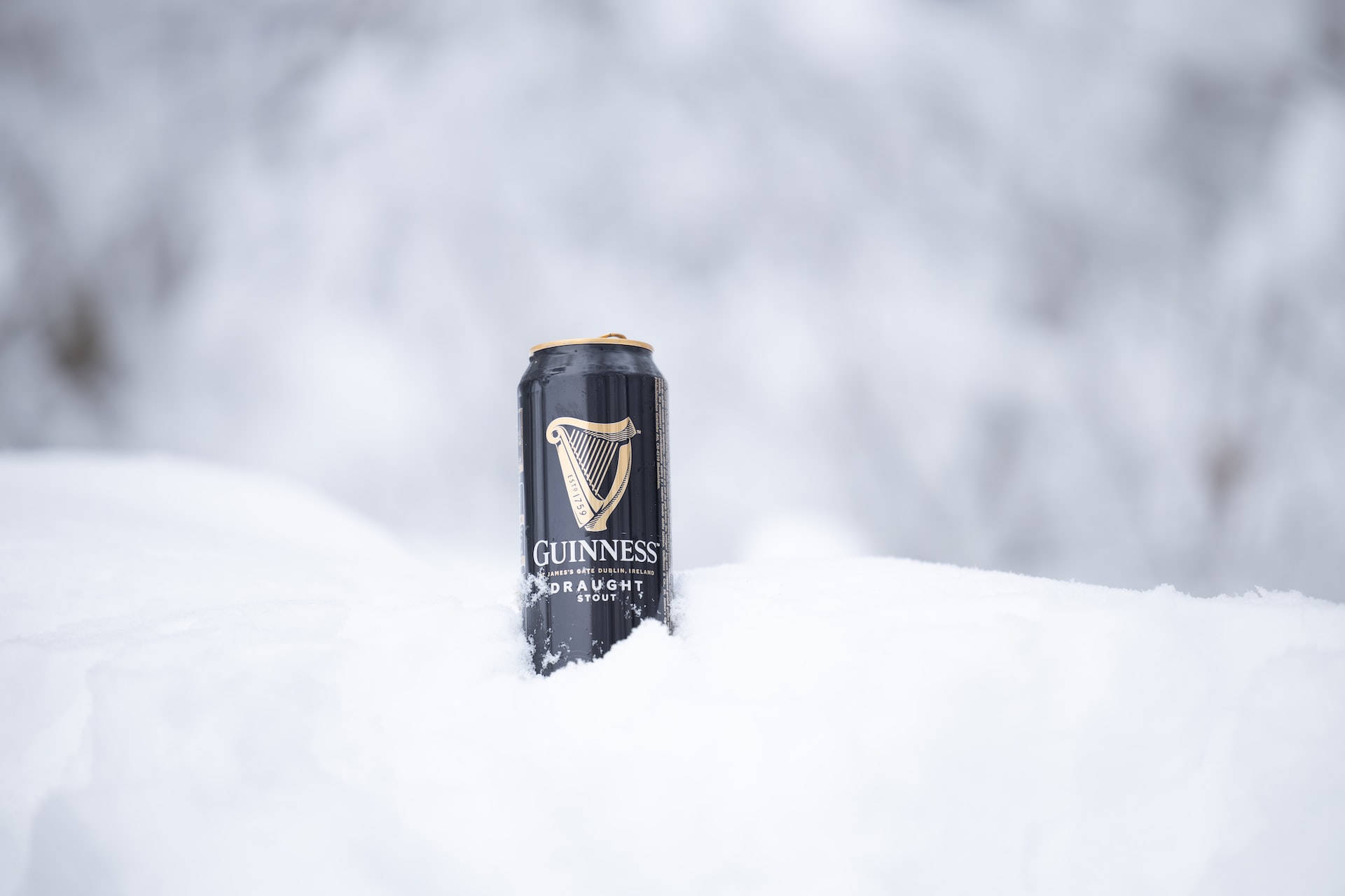 Irsk tør stout Guinness i sneen baggrund Wallpaper