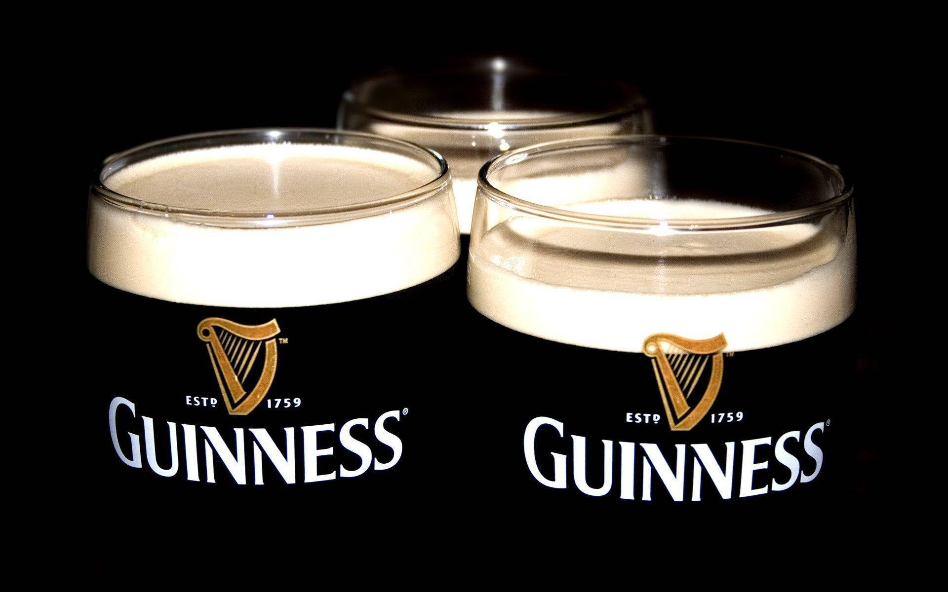 Tresvasos De Guinness Stout Seca Irlandesa, En Una Toma De Plana-mediano Alcance, Para Usar Como Fondo De Pantalla En Tu Computadora O Celular Fondo de pantalla