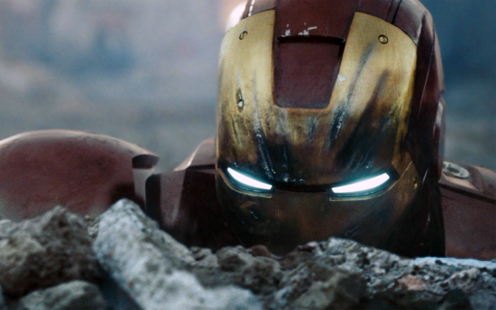 Elcasco De Iron Man Mark 3 Exhibiendo Su Icónico Reactor De Arco Dorado. Fondo de pantalla