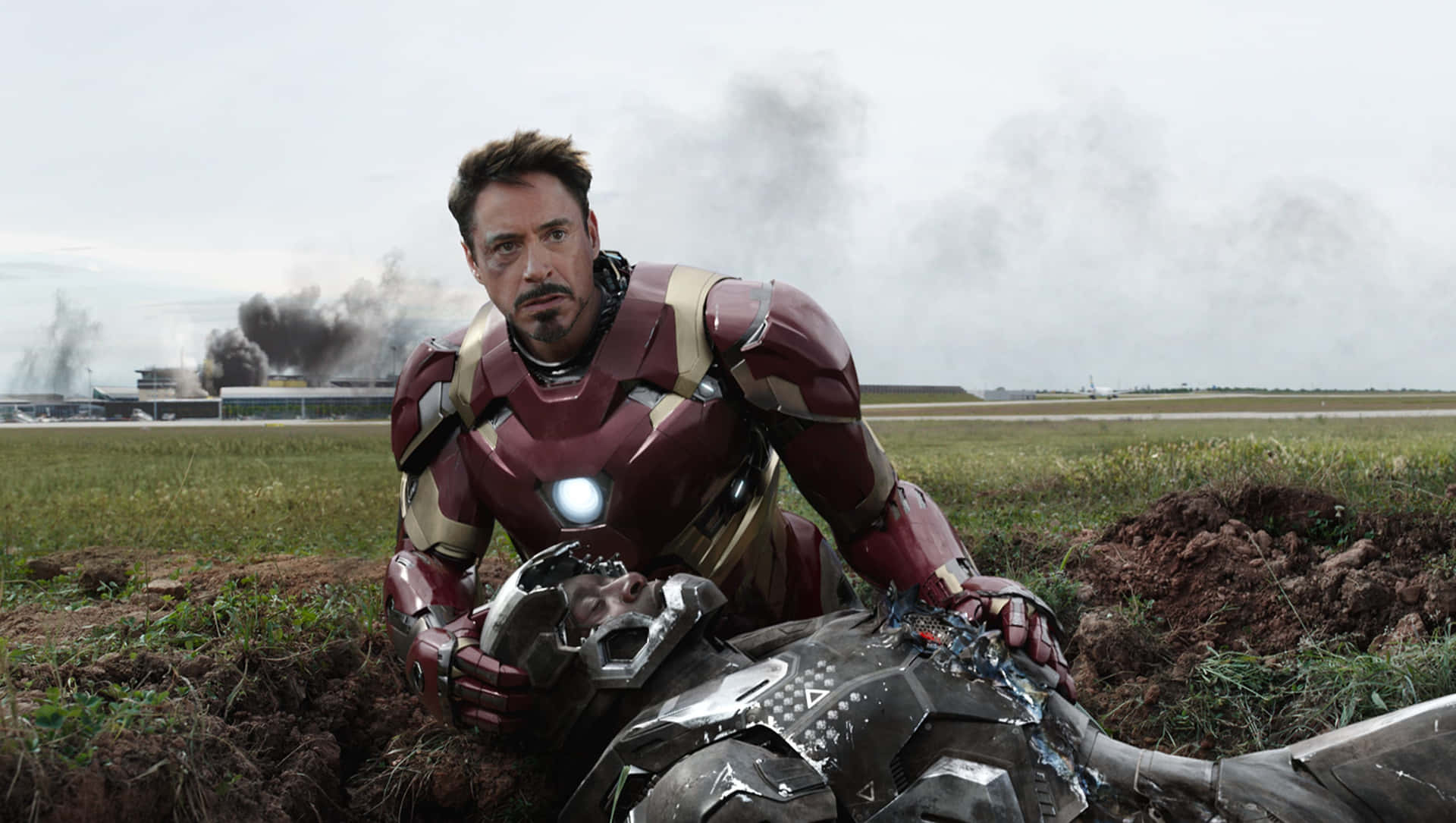 Immaginedi Iron Man E La War Machine Sul Terreno.