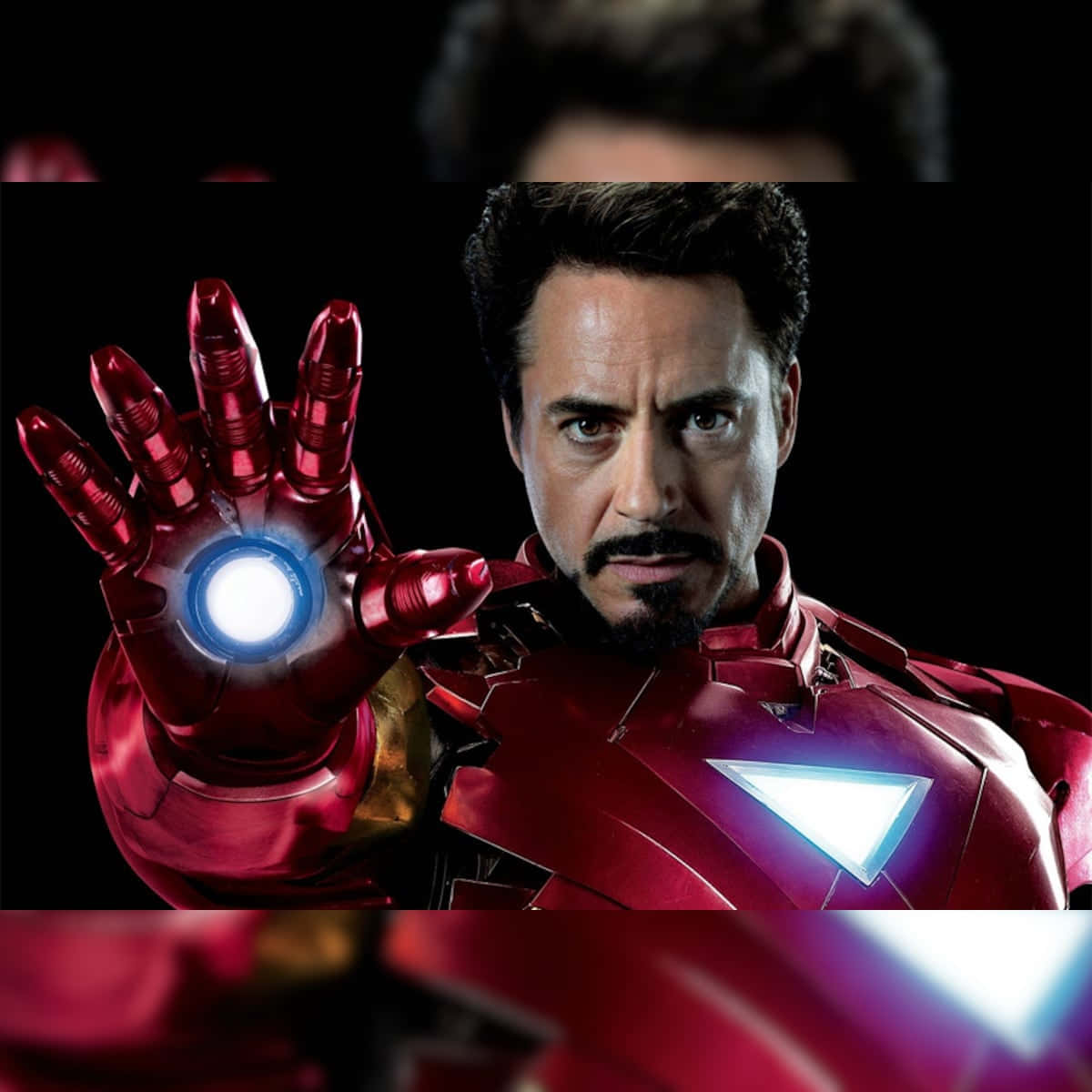 Bildvon Iron Man Mit Leuchtenden Händen Und Arc Reactor