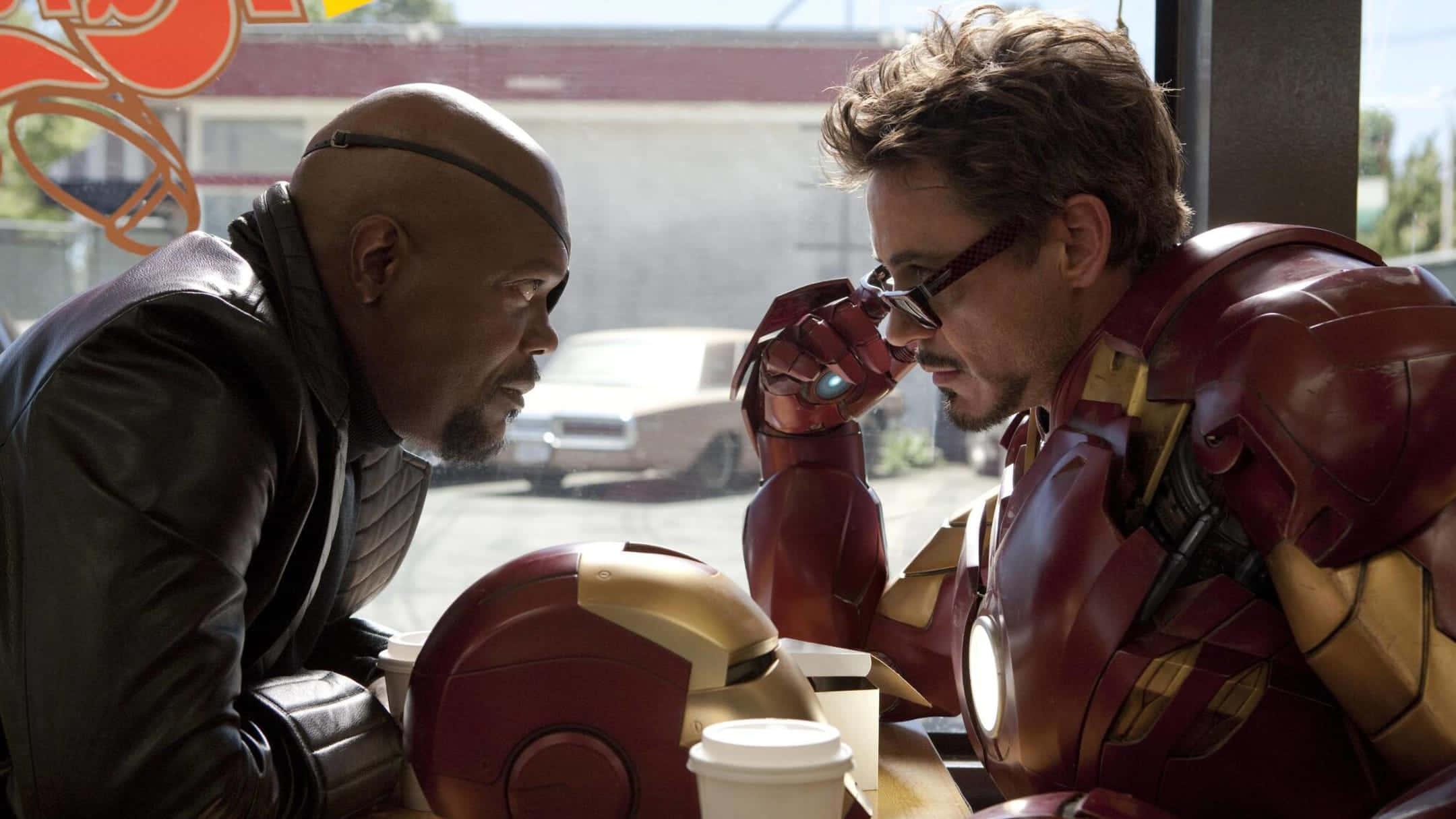 Ironman Og Nick Fury Spiser På Dineren På Billedet.
