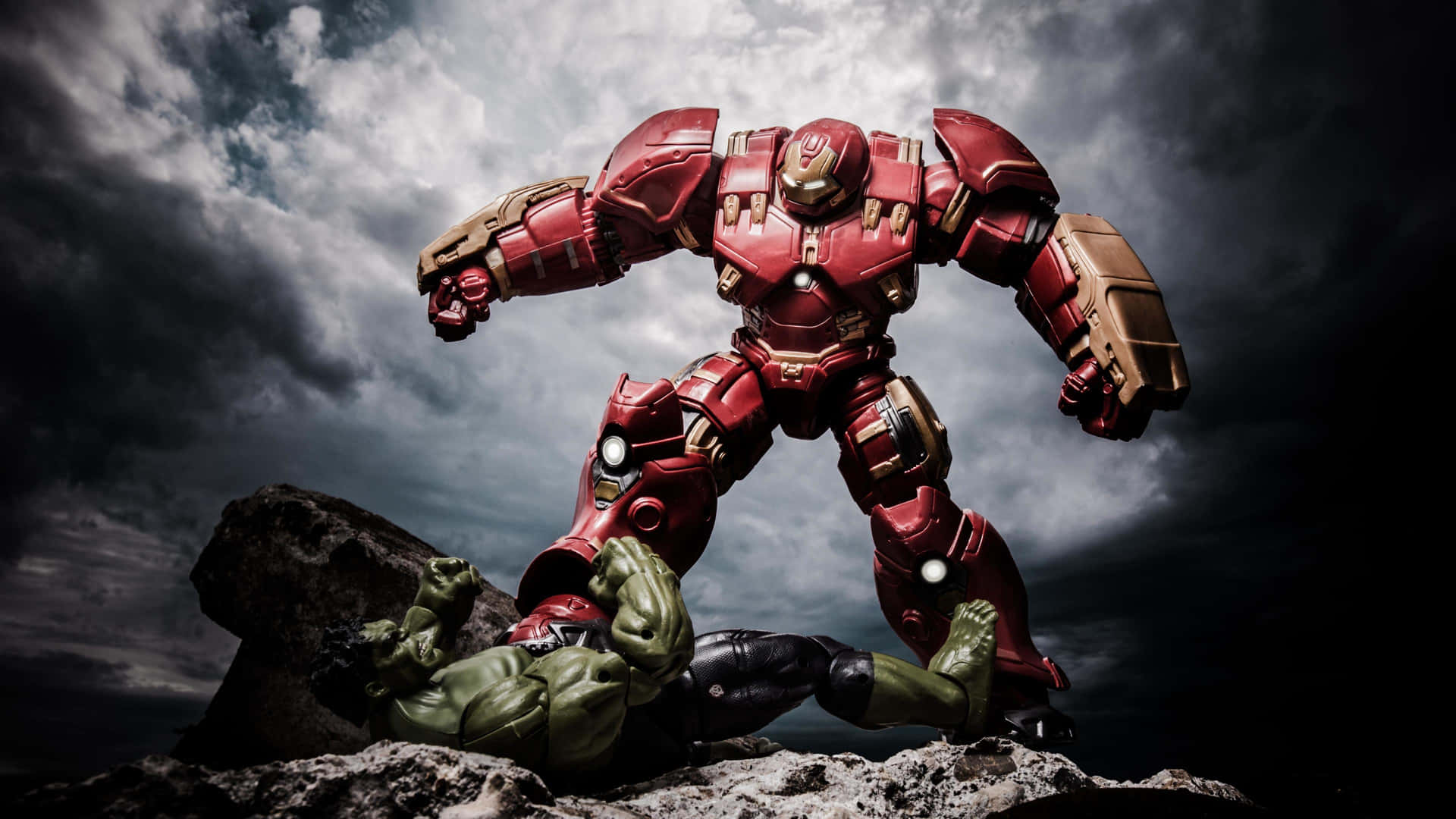 Avengers - Iron Man vs Hulk Wallpaper