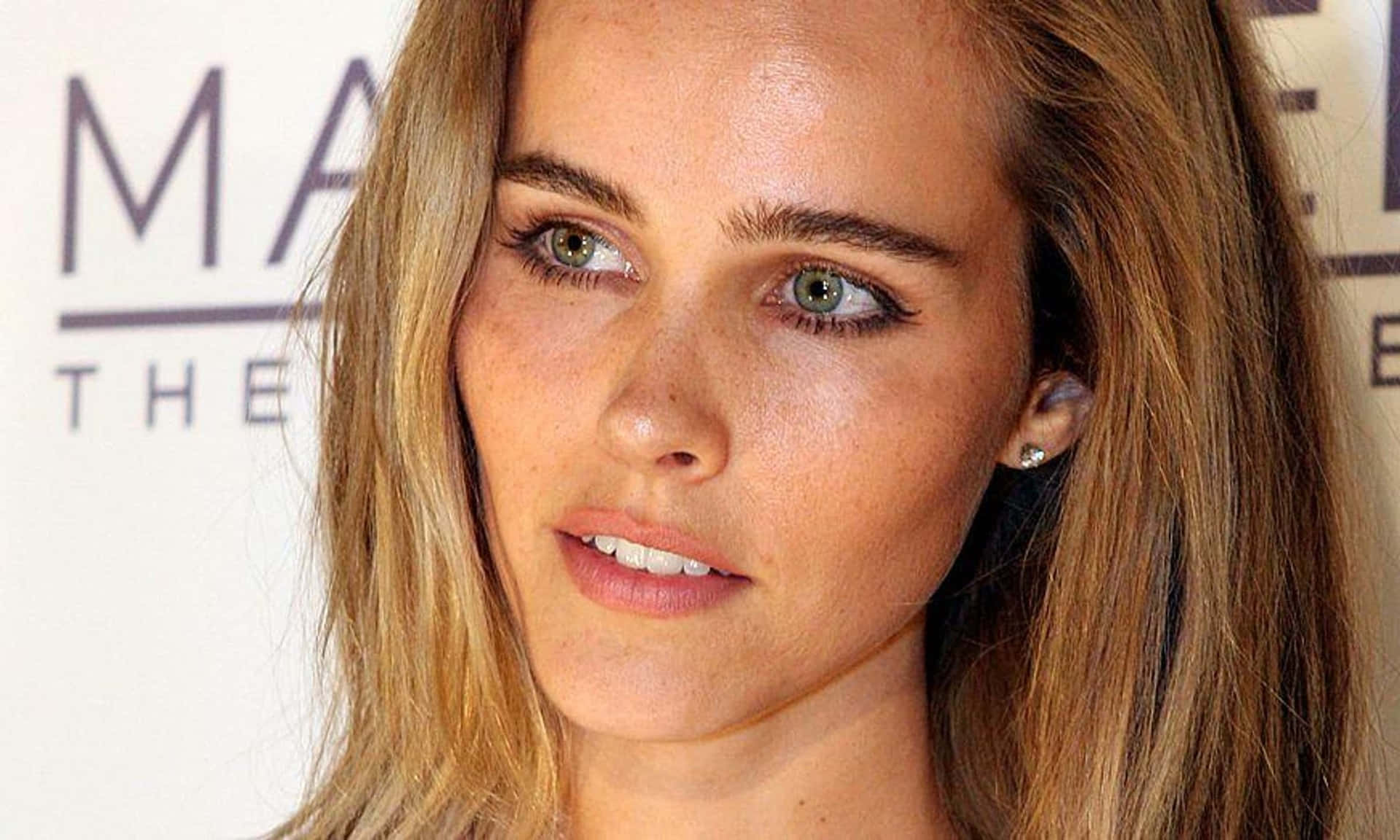 Isabel Lucas Gracing The Red Carpet In A Chic Ensemble Wallpaper