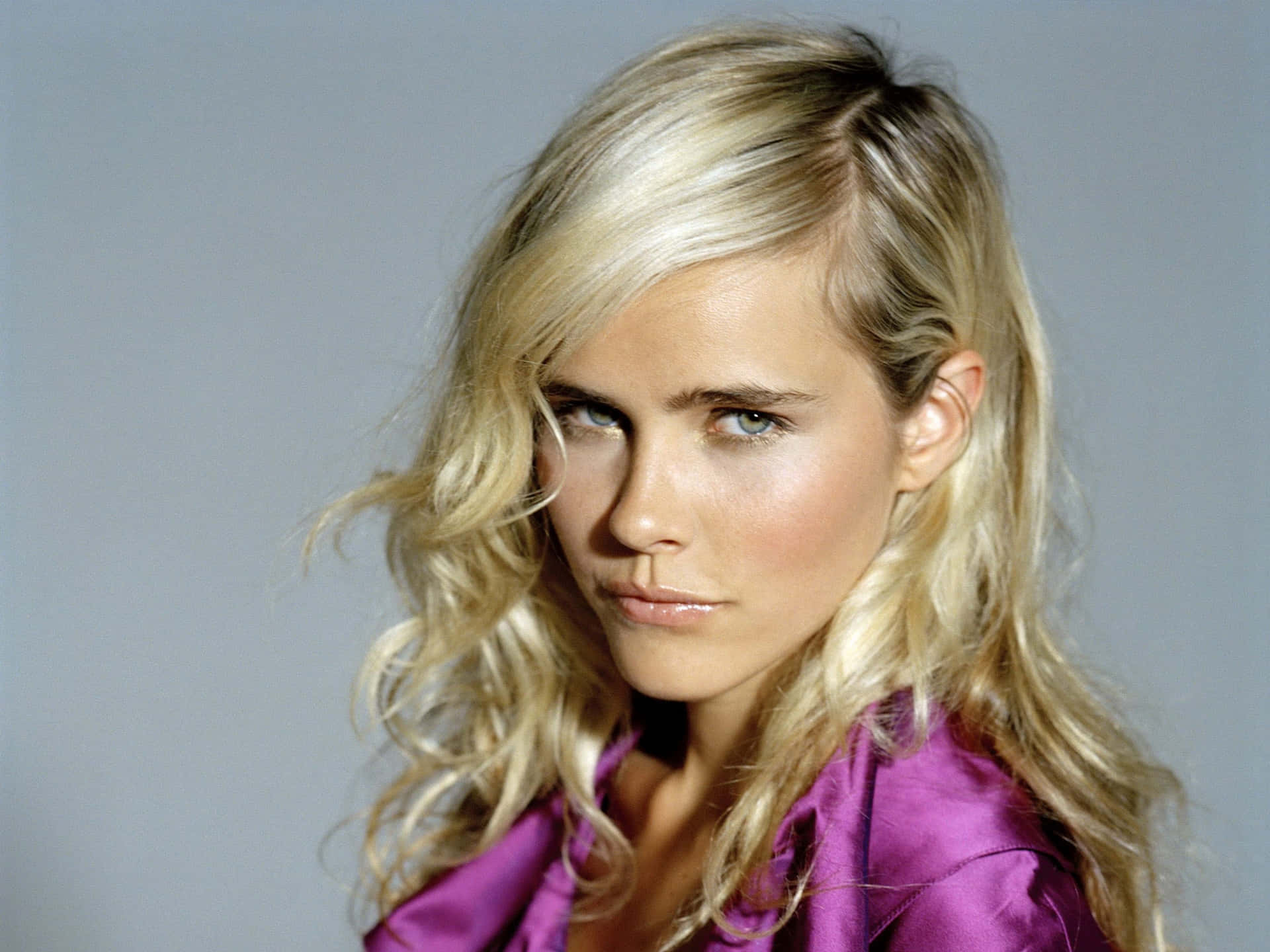 Isabel Lucas Radiantly Poses At A High Profile Event Wallpaper