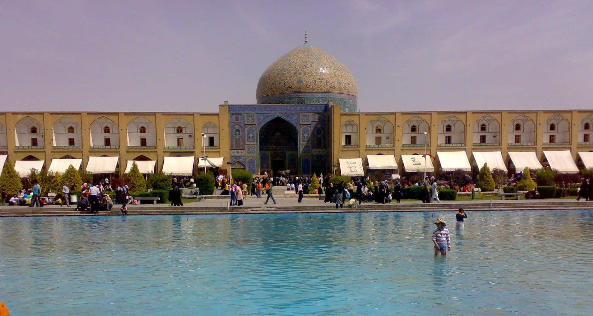 Isfahan People Visiting The Sheikh Lotfollah Wallpaper