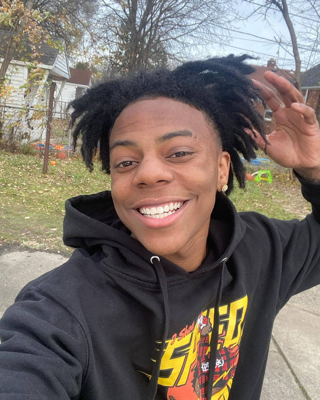 En ung mand med afrohår smiler Wallpaper