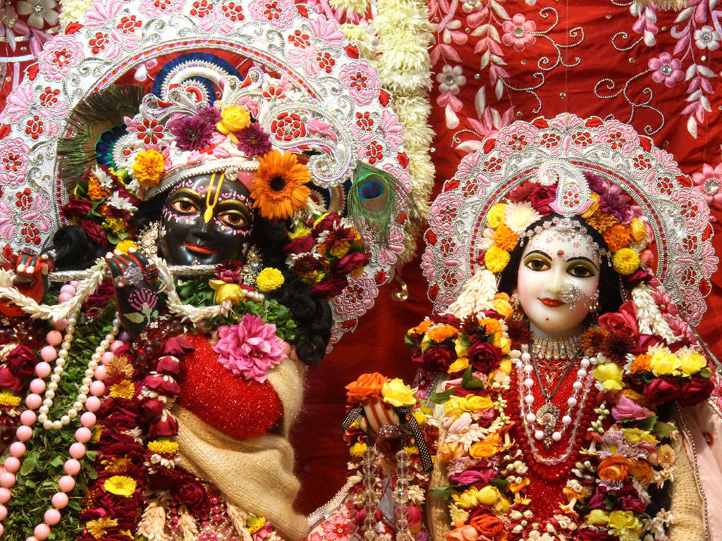 Iskcon Krishna And Radha Wearing Gajrai Wallpaper