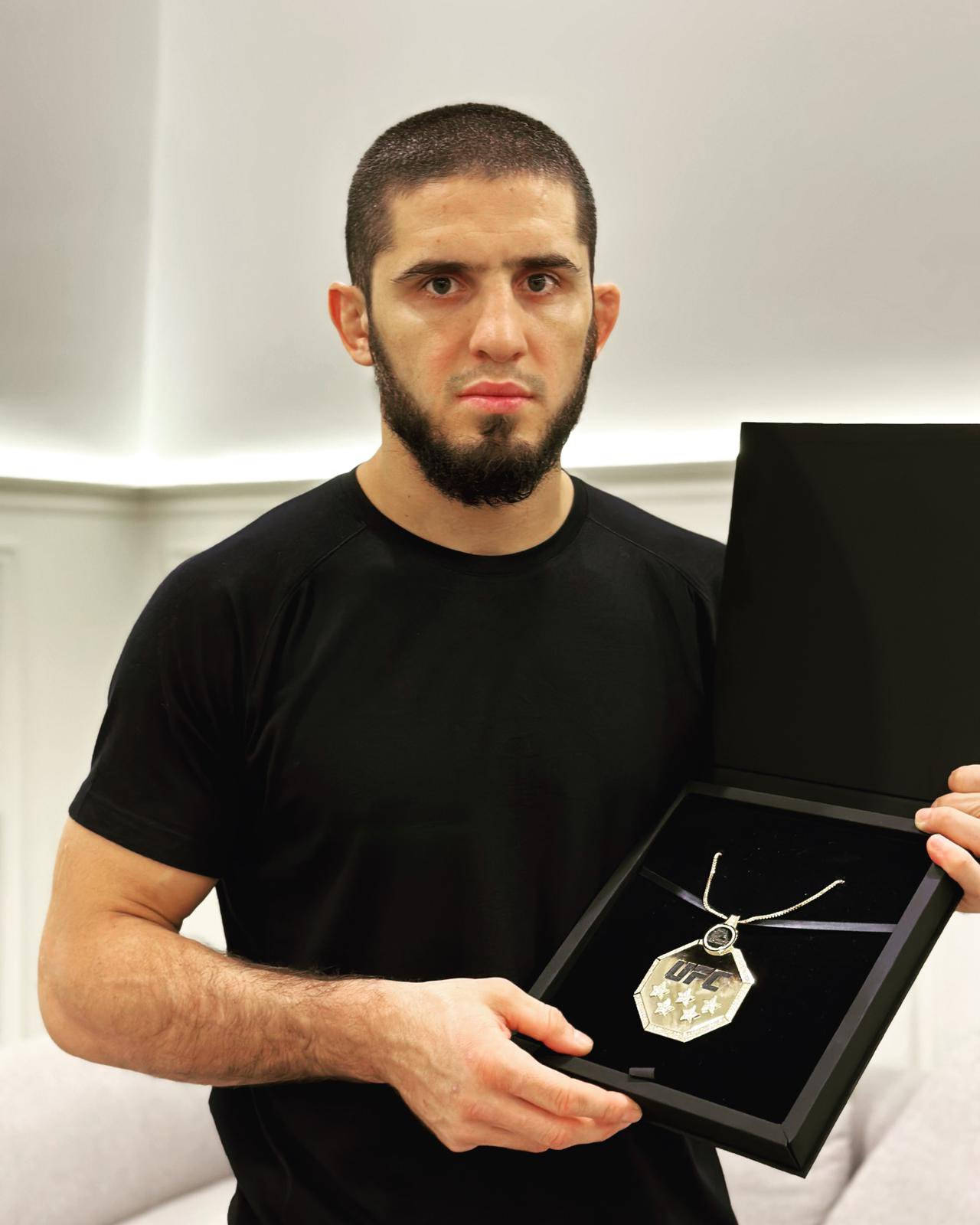 Islam Makhachev og UFC halskæde tapet Wallpaper