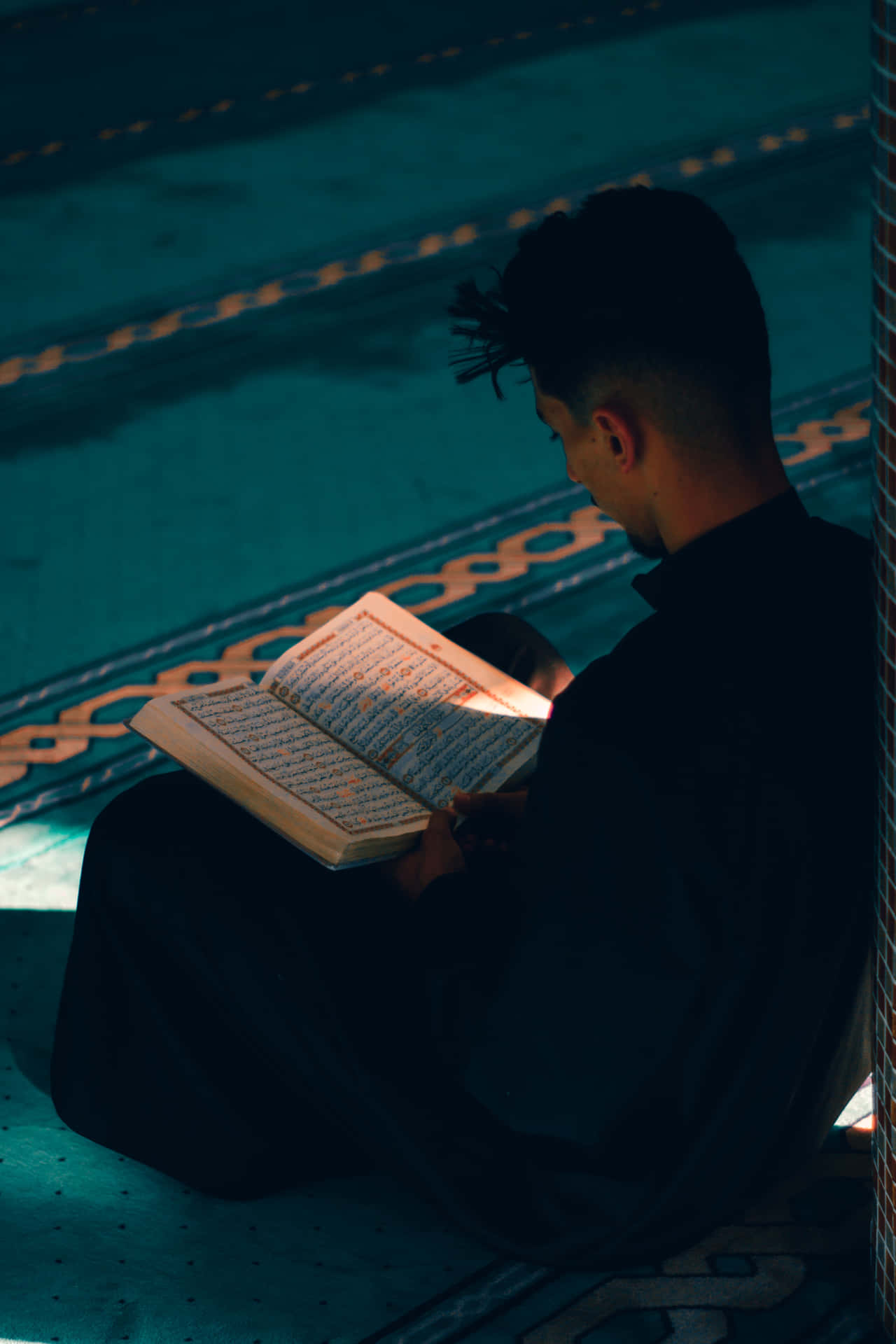 Mand,der Læser Quranen. Islamisk Baggrund.