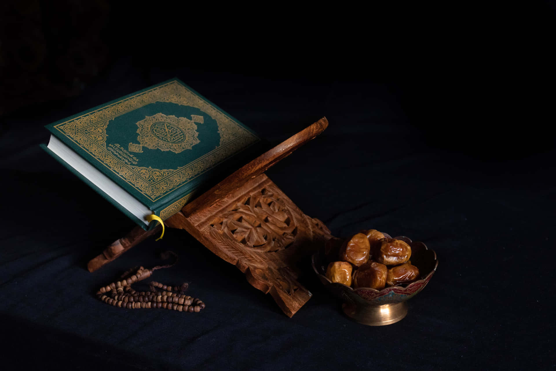 Koranpå En Træ Bogstander Islamisk Baggrund.