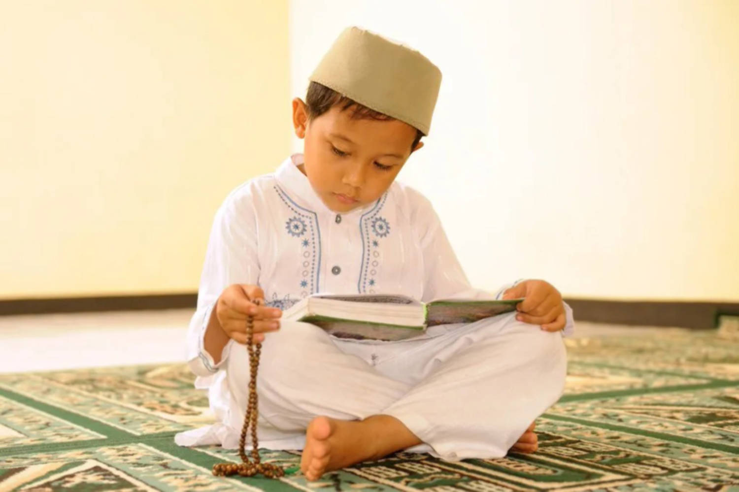 Islamsk dreng læser Koran Tapet Wallpaper
