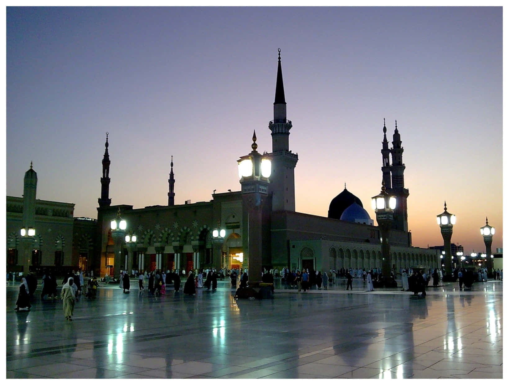 Visãoiluminada De Uma Mesquita Com Uma Bela Lua Crescente.