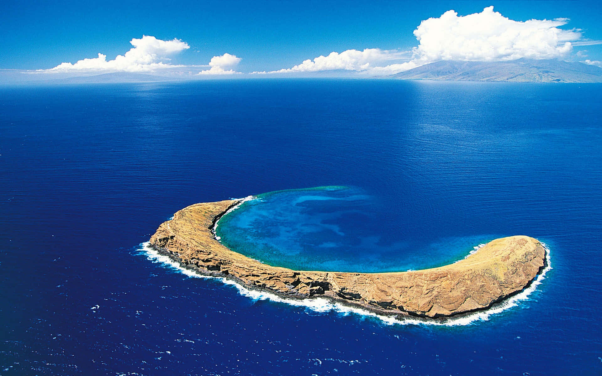Forbløffendetropisk Ø Med Glitrende Hav.