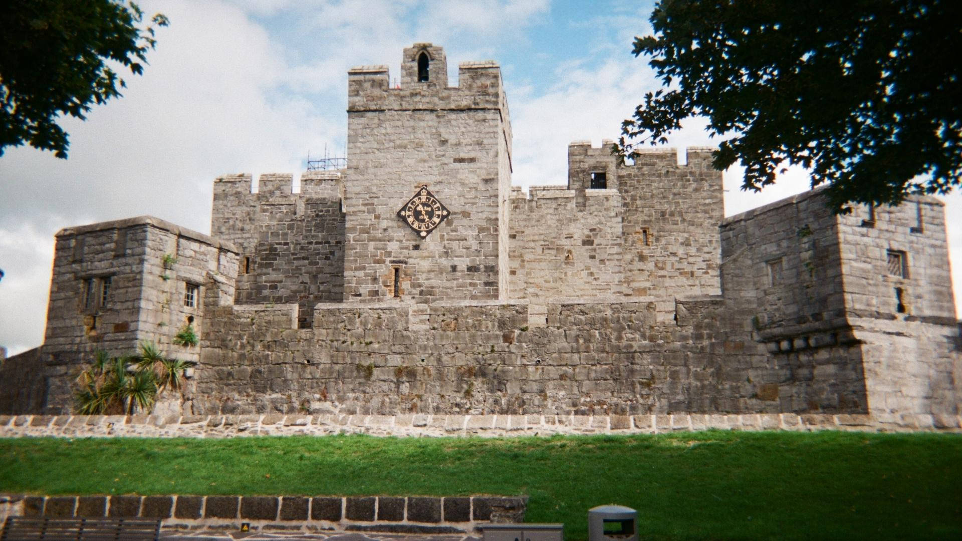 Schlossrushen Auf Der Isle Of Man Wallpaper