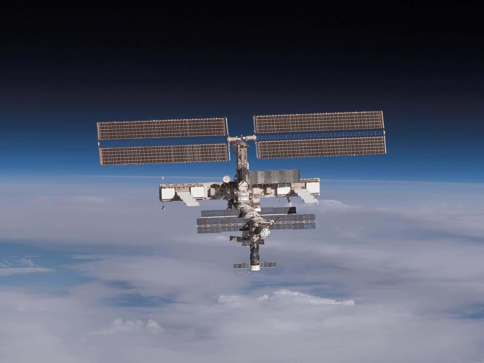 Estaciónespacial Internacional Orbitando La Tierra Fondo de pantalla