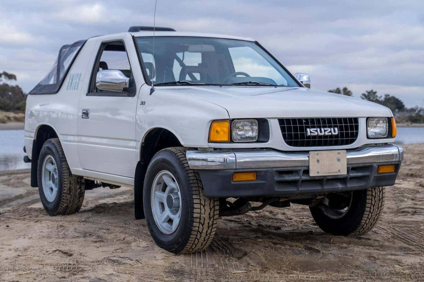 Isuzu Amigo Pose Au Bord De La Plage Fond d'écran