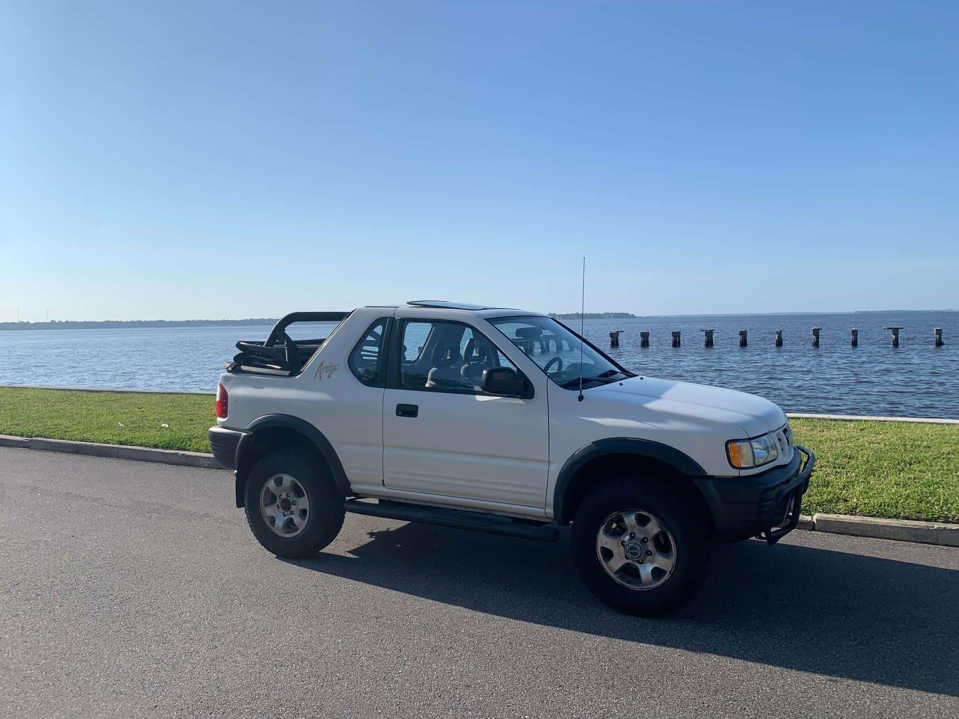 Isuzu Amigo Geparkeerd Bij Het Meer Achtergrond