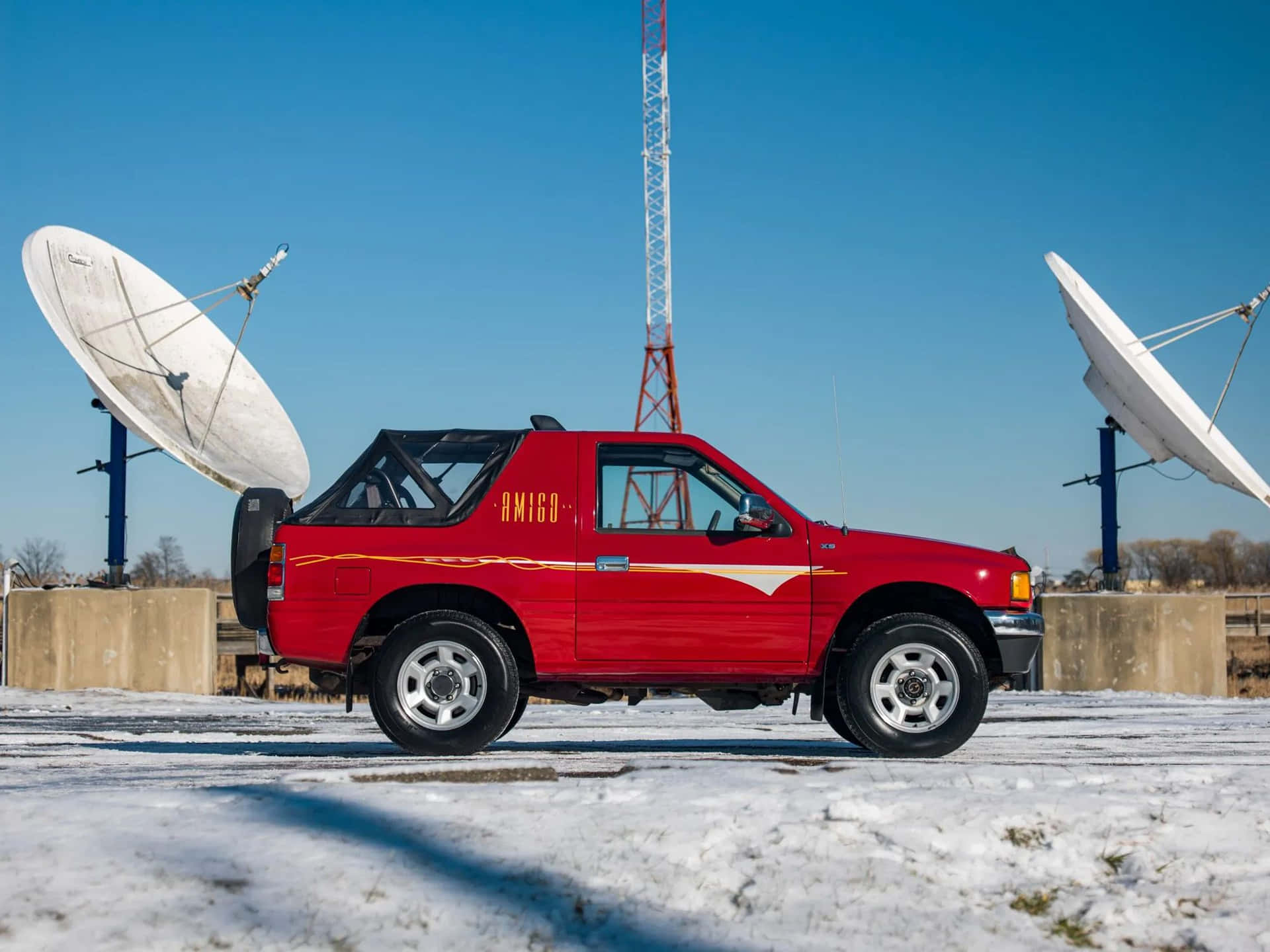 Isuzu Amigo Punainen Suv Satelliittilautasten Taustalla Taustakuva